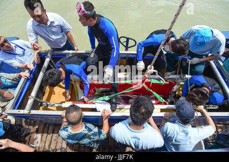 Zhuhai, la province chinoise du Guangdong. 20 juillet, 2017. Les sauveteurs font de la préparation de la publication de la "Dauphins à dents dures Jiang Jiang' à Zhuhai, Province du Guangdong en Chine du sud, le 20 juillet 2017. La police a reçu des rapports sur un dauphin d'être échoué sur la côte de la baie de la ville de Jiangmen Heisha le 3 mai, et a appelé l'estuaire de la Rivière Pearl White Dolphin Chinois Réserve naturelle nationale de l'aide. Après plus de deux mois de traitement, le dauphin 'Jiang Jiang' a récupéré et a été libéré jeudi. Credit : Liu Dawei/Xinhua/Alamy Live News Banque D'Images