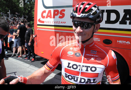 Andre Greipel de l'Allemagne de l'équipe Lotto Soudal, signe des autographes à l'extérieur du bus de l'équipe au cours de l'UCI WorldTour - Tour de France 18e étape de Briançon - Col d'Izoard (179·, 50 km), France, 20 juillet 2017. Photo : Stefan Tabeling/dpa Banque D'Images