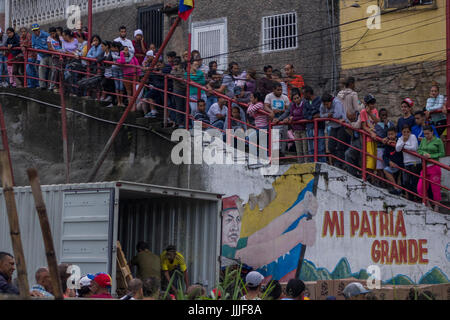 Petares, Caracas, Venezuela. 20 juillet, 2017. Formulaire résidents de longues files d'attente pour obtenir de la nourriture distribuée par le gouvernement, en Petares, Caracas, Venezuela, le 20 juillet 2017. 1 Une journée de grève générale contre les réformes constitutionnelles par le gouvernement Maduro commence au Venezuela. Photo : Rayner Pena/dpa/Alamy Live News Banque D'Images