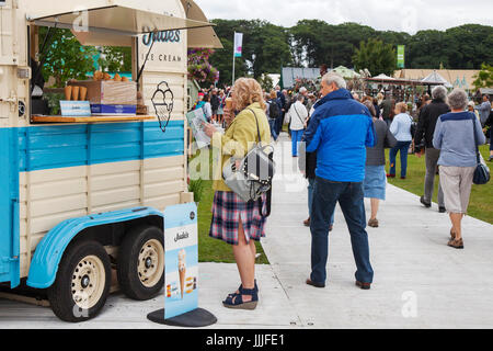 Icecream van à Knutsford, Cheshire. 20 juillet, 2017. Visiteurs et exposants à la RHS Flower Show tenu à Tatton Park. La "garden party du nord", a commencé en 1999 par la Royal Horticultural Society est en cours à Tatton Park aujourd'hui comme le RHS Flower Show ouvre son spectacle floral au grand public. /AlamyLiveNews MediaWorldImages ; crédit. Banque D'Images