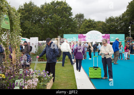 Knutsford, Cheshire. 20 juillet, 2017. Visiteurs et exposants à la RHS Flower Show tenu à Tatton Park. La "garden party du nord", a commencé en 1999 par la Royal Horticultural Society est en cours à Tatton Park aujourd'hui comme le RHS Flower Show ouvre son spectacle floral au grand public. /AlamyLiveNews MediaWorldImages ; crédit. Banque D'Images