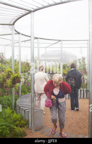 Knutsford, Cheshire. 20 juillet, 2017. Visiteurs et exposants à la RHS Flower Show tenu à Tatton Park. La "garden party du nord", a commencé en 1999 par la Royal Horticultural Society est en cours à Tatton Park aujourd'hui comme le RHS Flower Show ouvre son spectacle floral au grand public. /AlamyLiveNews MediaWorldImages ; crédit. Banque D'Images