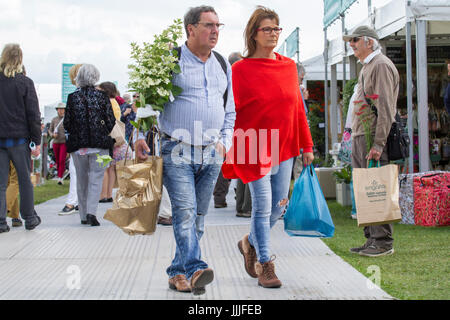 Knutsford, Cheshire. 20 juillet, 2017. Visiteurs et exposants à la RHS Flower Show tenu à Tatton Park. La "garden party du nord", a commencé en 1999 par la Royal Horticultural Society est en cours à Tatton Park aujourd'hui comme le RHS Flower Show ouvre son spectacle floral au grand public. /AlamyLiveNews MediaWorldImages ; crédit. Banque D'Images