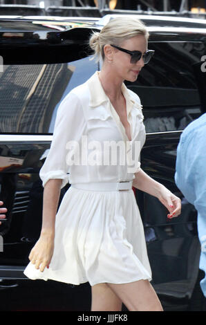 New York, USA. Jul 20, 2017. Charlize Theron vu à Good Morning America à New York le 20 juillet 2017. Credit : MediaPunch Inc/Alamy Live News Banque D'Images