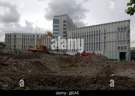 Glasgow, Ecosse, Royaume-Uni. Jul 20, 2017. Aujourd'hui, la ville de Glasgow College's new city campus a été sélectionné pour le Royal Institute of British Architects (RIBA) Prix Stirling en ligne pour être jugé pour le UK's best nouveau bâtiment. Les sections locales en photo aujourd'hui où en grande partie embroussaillé par cette décision quand on leur a dit cela d'anecdotes offerts étant basé sur la façon dont il était blanc et son fort aspect. Le nouveau bâtiment vue de la démolition d'un des anciens. Credit : Gérard ferry/Alamy Live News Banque D'Images