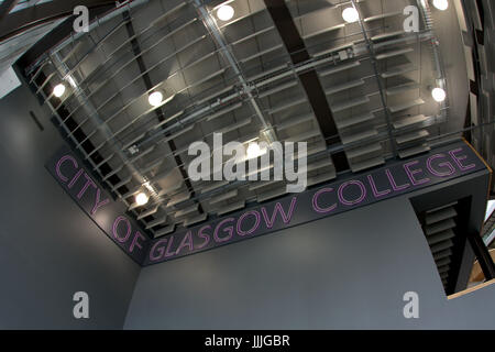 Glasgow, Ecosse, Royaume-Uni. Jul 20, 2017. Aujourd'hui, la ville de Glasgow College's new city campus a été sélectionné pour le Royal Institute of British Architects (RIBA) Prix Stirling en ligne pour être jugé pour le UK's best nouveau bâtiment. Les sections locales en photo aujourd'hui où en grande partie embroussaillé par cette décision quand on leur a dit cela d'anecdotes offerts étant basé sur la façon dont il était blanc et son fort intérieur.apparence du nouveau bâtiment. Credit : Gérard ferry/Alamy Live News Banque D'Images