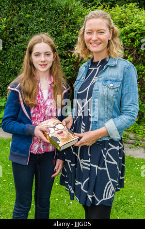 Bantry, West Cork, Irlande. 20 juillet, 2017. Geek primé série fille auteur de livres pour enfants, Holly Smale était dans Bantry aujourd'hui pour faire une lecture de son nouveau livre 'Forever Geek'. Dans le cadre de sa visite, elle a rencontré le gagnant d'une revue de livre concurrence, Caitlyn O'Donovan, âgés de 11 à partir de Drimoleague, West Cork. Holly est photographié avec Caitlyn en dehors du lieu de la lecture. Credit : Andy Gibson/Alamy Live News. Banque D'Images