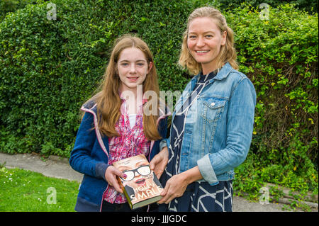 Bantry, West Cork, Irlande. 20 juillet, 2017. Geek primé série fille auteur de livres pour enfants, Holly Smale était dans Bantry aujourd'hui pour faire une lecture de son nouveau livre 'Forever Geek'. Dans le cadre de sa visite, elle a rencontré le gagnant d'une revue de livre concurrence, Caitlyn O'Donovan, âgés de 11 à partir de Drimoleague, West Cork. Holly est photographié avec Caitlyn en dehors du lieu de la lecture. Credit : Andy Gibson/Alamy Live News. Banque D'Images