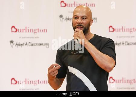 New York, NY, USA. 20 juillet, 2017. Lonnie Rashid 'commun' Lynn Jr. lors d'une apparition publique commune pour AdoptAClassroom.org Nommé Ambassadeur, l'École de la renaissance des arts, New York, NY 20 juillet 2017. Crédit : Jason Mendez/Everett Collection/Alamy Live News Banque D'Images