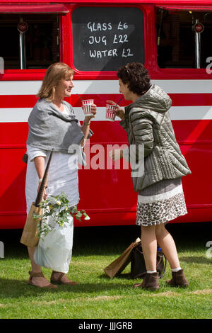 Knutsford, Cheshire. 20 juillet, 2017. Pimms 'O'Clock. Visiteurs et exposants à la RHS Flower Show tenu à Tatton Park. La "garden party du nord", a commencé en 1999 par la Royal Horticultural Society est en cours à Tatton Park aujourd'hui comme le RHS Flower Show ouvre son spectacle floral au grand public. /AlamyLiveNews MediaWorldImages ; crédit. Banque D'Images