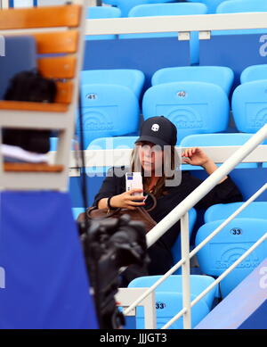 Umag, Croatie. Jul 20, 2017. Fulvia Fognini soeur de Fabio Fognini Italie attend de son cellularphone pendant le match Fognini v l'éjecteur à la 28e ATP Umag Croatie Plava laguna au tournoi à la Goran Ivanisevic, stade ATP le 20 juillet 2017 à Umag. Credit : Andrea Spinelli/Alamy Live News Banque D'Images