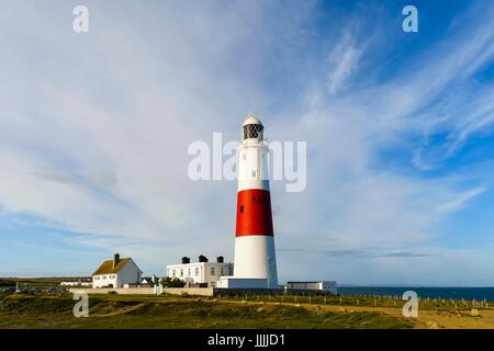 Portland Bill, Dorset, UK. 20 Juin, 2017. Météo britannique. Portland Bill lighthouse avec les nuages commence à construire dans le ciel bleu sur l'Île de Portland, dans le Dorset en avant de prévoir le mauvais temps. Crédit photo : Graham Hunt/Alamy Live News Banque D'Images