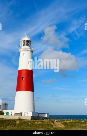 Portland Bill, Dorset, UK. 20 Juin, 2017. Météo britannique. Portland Bill lighthouse avec les nuages commence à construire dans le ciel bleu sur l'Île de Portland, dans le Dorset en avant de prévoir le mauvais temps. Crédit photo : Graham Hunt/Alamy Live News Banque D'Images