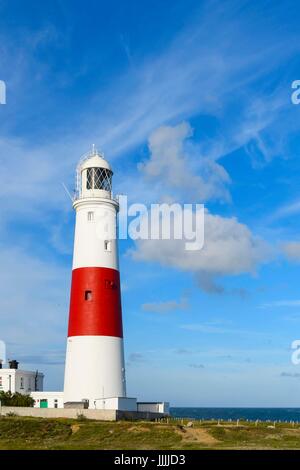 Portland Bill, Dorset, UK. 20 Juin, 2017. Météo britannique. Portland Bill lighthouse avec les nuages commence à construire dans le ciel bleu sur l'Île de Portland, dans le Dorset en avant de prévoir le mauvais temps. Crédit photo : Graham Hunt/Alamy Live News Banque D'Images