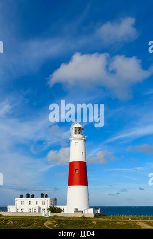 Portland Bill, Dorset, UK. 20 Juin, 2017. Météo britannique. Portland Bill lighthouse avec les nuages commence à construire dans le ciel bleu sur l'Île de Portland, dans le Dorset en avant de prévoir le mauvais temps. Crédit photo : Graham Hunt/Alamy Live News Banque D'Images