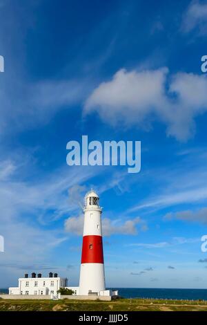 Portland Bill, Dorset, UK. 20 Juin, 2017. Météo britannique. Portland Bill lighthouse avec les nuages commence à construire dans le ciel bleu sur l'Île de Portland, dans le Dorset en avant de prévoir le mauvais temps. Crédit photo : Graham Hunt/Alamy Live News Banque D'Images