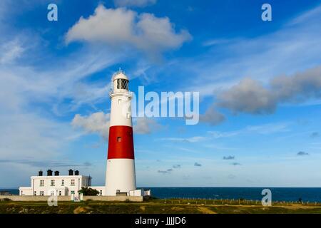 Portland Bill, Dorset, UK. 20 Juin, 2017. Météo britannique. Portland Bill lighthouse avec les nuages commence à construire dans le ciel bleu sur l'Île de Portland, dans le Dorset en avant de prévoir le mauvais temps. Crédit photo : Graham Hunt/Alamy Live News Banque D'Images