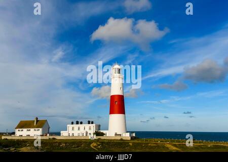 Portland Bill, Dorset, UK. 20 Juin, 2017. Météo britannique. Portland Bill lighthouse avec les nuages commence à construire dans le ciel bleu sur l'Île de Portland, dans le Dorset en avant de prévoir le mauvais temps. Crédit photo : Graham Hunt/Alamy Live News Banque D'Images