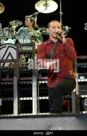 Photos de fichiers : 20 juillet, 2017. Donington Park, Derbyshire, Royaume-Uni. Jun 9, 2007. Chester Bennington, le chanteur principal de Linkin Park est décédé à l'âge de 41 ans aujourd'hui 20 juillet 2017 - Chester Bennington et Rob Bourdon de Linkin Park photo prise lors de leur performance au Download Festival 2007 - Jour 2 9 juin 2007 à Donington Park, Derbyshire Crédit : Ben Recteur/Alamy Live News Banque D'Images