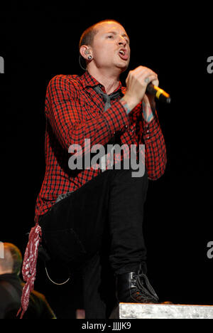 Photos de fichiers : 20 juillet, 2017. Donington Park, Derbyshire, Royaume-Uni. Jun 9, 2007. Chester Bennington, le chanteur principal de Linkin Park est décédé à l'âge de 41 ans aujourd'hui 20 juillet 2017 - Chester Bennington de Linkin Park photo prise lors de leur performance au Download Festival 2007 - Jour 2 9 juin 2007 à Donington Park, Derbyshire Crédit : Ben Recteur/Alamy Live News Banque D'Images