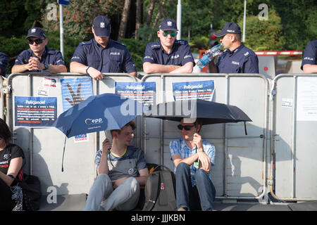 Varsovie, Pologne. 20 juillet, 2017. Des centaines de personnes à Varsovie manifestation devant le parlement après que le parti conservateur a poussé à travers les réformes de la justice considérée comme une grave menace pour la séparation des pouvoirs d'urgence de la critique invite le commissaire européen Frans Timmermans qui a menacé de retirer le droit de vote dans l'UE comme une conséquence. Credit : Jaap Arriens/Alamy Live News Banque D'Images