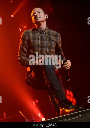 Berlin, Allemagne. 5 juin, 2012. La chanteuse du groupe américain Linkin Park, Chester Bennington joue sur la scène pendant un concert à l'Admiralspalast de Berlin, Allemagne, 5 juin 2012. Linkin Park a présenté son dernier album, 'vivant', qui sera publiée le 22 juin 2012. Photo : Britta Pedersen | utilisée dans le monde entier/dpa/Alamy Live News Banque D'Images