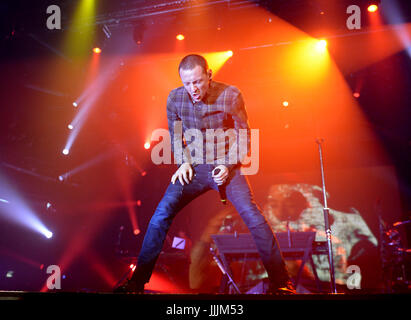 Berlin, Allemagne. 5 juin, 2012. La chanteuse du groupe américain Linkin Park, Chester Bennington joue sur la scène pendant un concert à l'Admiralspalast de Berlin, Allemagne, 5 juin 2012. Linkin Park a présenté son dernier album, 'vivant', qui sera publiée le 22 juin 2012. Photo : Britta Pedersen | utilisée dans le monde entier/dpa/Alamy Live News Banque D'Images