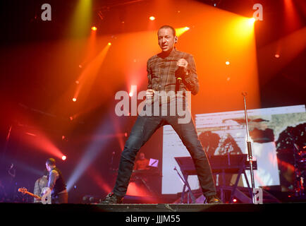 Berlin, Allemagne. 5 juin, 2012. La chanteuse du groupe américain Linkin Park, Chester Bennington joue sur la scène pendant un concert à l'Admiralspalast de Berlin, Allemagne, 5 juin 2012. Linkin Park a présenté son dernier album, 'vivant', qui sera publiée le 22 juin 2012. Photo : Britta Pedersen | utilisée dans le monde entier/dpa/Alamy Live News Banque D'Images