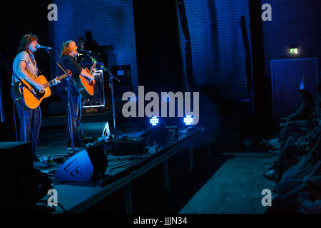 Manchester, UK. 20 juillet, 2017. Indigo Girls, Amy Ray et Emily Saliers live au Royal Northern College of Music de Manchester. Crédit : Simon Newbury/Alamy Live News Banque D'Images