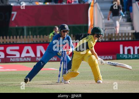 Derby, Angleterre, 20 juillet 2017 Sushma Verma, Indian wicket keeper, tente de mettre à l'Elyse Villani de l'Australie pendant leur match de demi-finale de la Coupe du Monde féminine de la CCI à la masse du comté de Derby. Crédit : Colin Edwards/Alamy Live News. Banque D'Images
