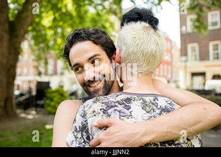 Un couple gay s'embrassent. Banque D'Images