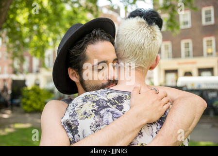 Un couple gay s'embrassent. Banque D'Images