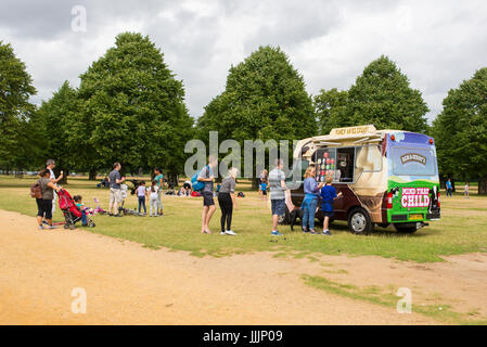 Londres, UK - Juillet 2017 : Ice cream van stationné dans un parc public avec une file d'attente de clients en attente Banque D'Images