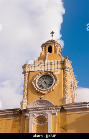 Arc de Santa Catalina et les ruines dans la ville coloniale espagnole et site du patrimoine mondial de l'Unesco et les nuages. Banque D'Images