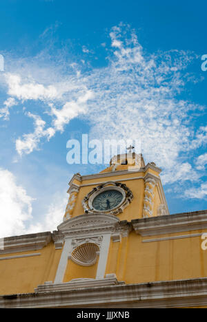 Arc de Santa Catalina et les ruines dans la ville coloniale espagnole et site du patrimoine mondial de l'Unesco et les nuages. Banque D'Images