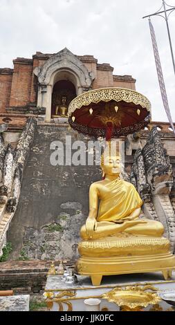 Golden Buddha statue à l'image et pagode de Wat Chedi Luang Worawihan, Chiang Mai, Thaïlande. Banque D'Images