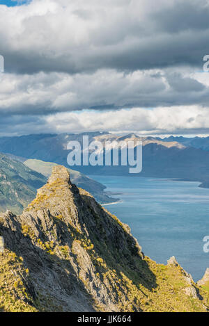Lake Hawea et panorama de montagnes, pics, piste de l'isthme de l'Otago, île du Sud, Nouvelle-Zélande, Océanie Banque D'Images