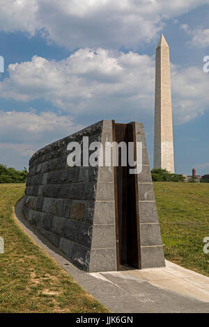 Washington, DC - un obstacle à la lutte contre les inondations sur le National Mall. La barrière va protéger le centre-ville de Washington à partir de la crue des eaux provenant de la Potomac Banque D'Images