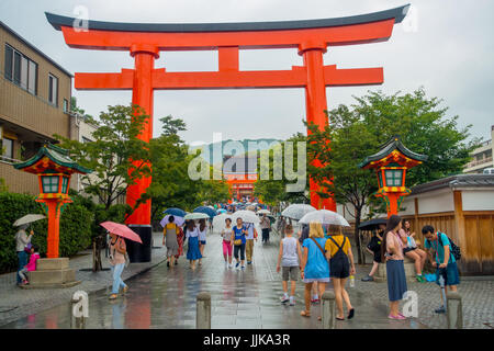 KYOTO, JAPON - Juillet 05, 2017 : les touristes visiter Fushimi Inari temple à jour de pluie à Kyoto, au Japon. Banque D'Images