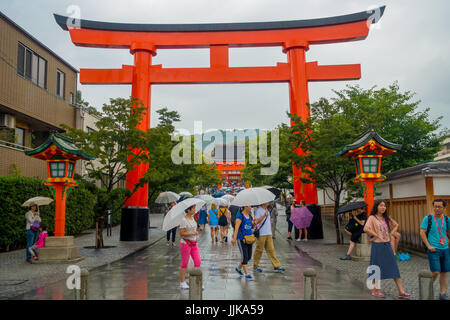 KYOTO, JAPON - Juillet 05, 2017 : les touristes visiter Fushimi Inari temple à jour de pluie à Kyoto, au Japon. Banque D'Images