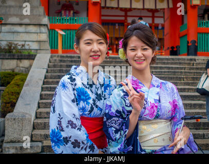 Japon KYOTO - 24 NOVEMBRE 2016 : les touristes visiter Fushimi Inari temple à jour de pluie à Kyoto, au Japon. Banque D'Images