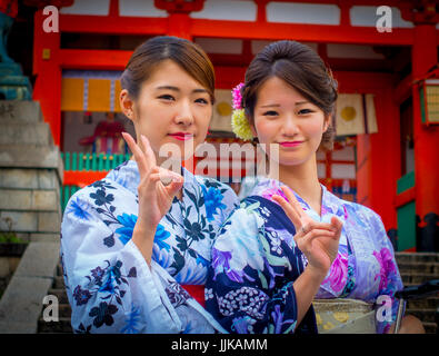 Japon KYOTO - 24 NOVEMBRE 2016 : les touristes visiter Fushimi Inari temple à jour de pluie à Kyoto, au Japon. Banque D'Images