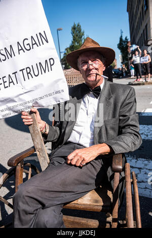 Les manifestants, de faux candidats, et vendeurs au rallye d'atout à Portland, Maine le 4 août 2016 Banque D'Images