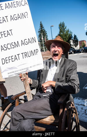 Les manifestants, de faux candidats, et vendeurs au rallye d'atout à Portland, Maine le 4 août 2016 Banque D'Images