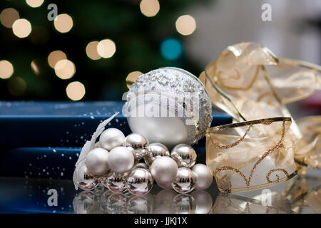 Boules de Noël argent avec ruban et coffret Banque D'Images