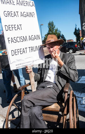 Les manifestants, de faux candidats, et vendeurs au rallye d'atout à Portland, Maine le 4 août 2016 Banque D'Images