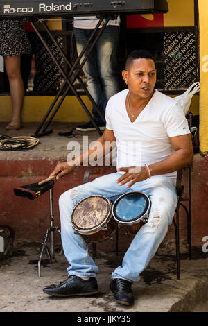 Un joueur de bongo reçoit les touristes avec l'bat dans le CASA DE MUSICA - Trinidad, Cuba Banque D'Images