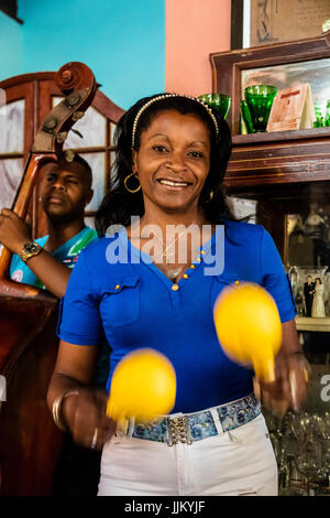 Un groupe de salsa de divertir les touristes dans un des nombreux restaurant - Trinidad, Cuba Banque D'Images