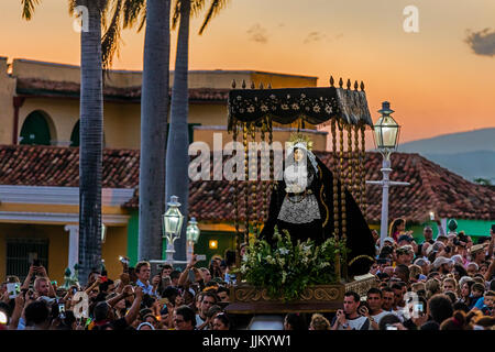 Pendant la période de Pâques appelé SEMANA SANTA statues religieuses sont exhibés à travers la ville au crépuscule - Trinidad, Cuba Banque D'Images