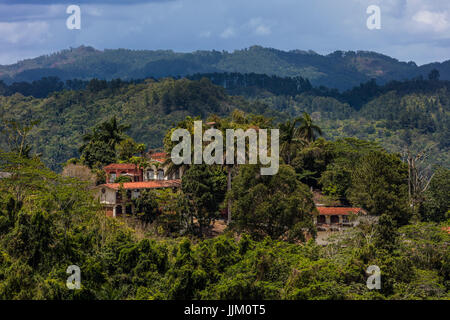 Hôtel particulier espagnol au-dessus de SALTO DE CABURNI situé à Topes de Collantes dans les montagnes de la sierra del Escambray - CUBA Banque D'Images